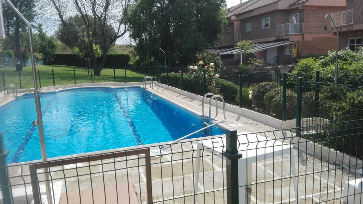 MONTAJES-PISCINA-CON-VALLA-PLEGADA-URB